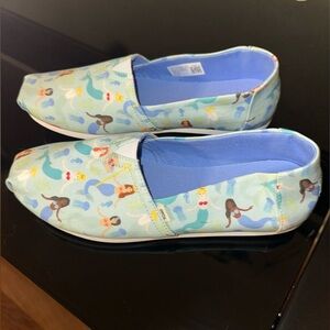 TOMS WOMEN'S PASTEL BLUE MERMAID PARTY PRINT ALPARGATA SLIP ON SIZE 8